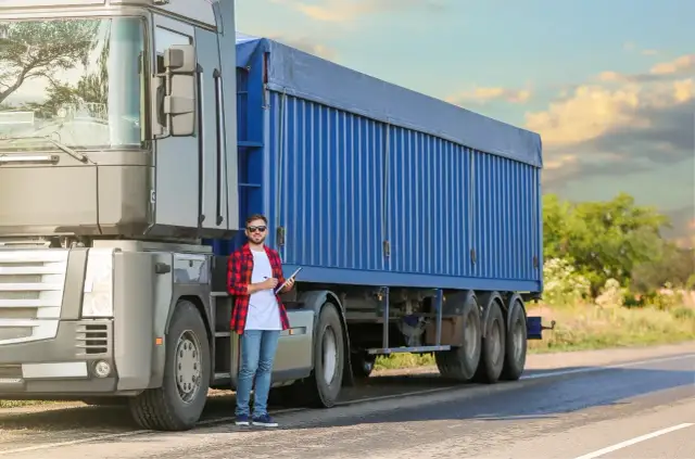Spedytor: Niezbędny partner czy zbędny koszt? Poznaj prawdę!