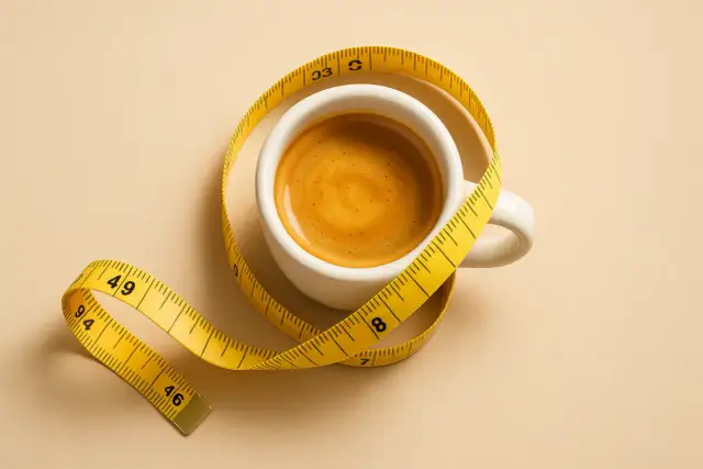 Ile kalorii ma kawa z mlekiem? Odkryj sekrety i odchudź ją!