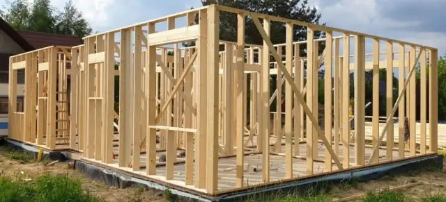 Jakie drewno na dom szkieletowy? Najlepsze gatunki i ich wady