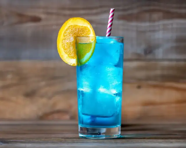 Najlepsze drinki z grenadiną i Blue Curacao, które zachwycą gości