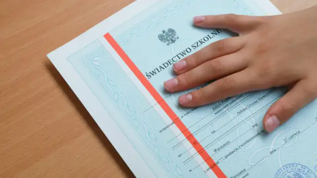 Gdzie można kupić świadectwo szkolne? Sprawdzone źródła i porady