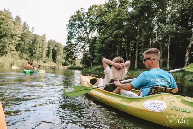 Spływ kajakowy bez stresu: Jak się przygotować i co zabrać?