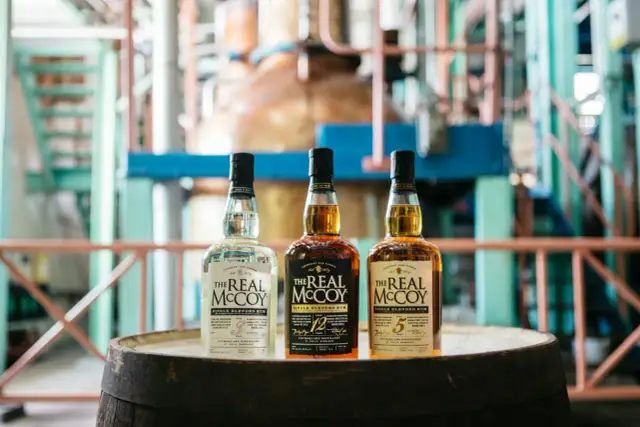 Trzy butelki rumu The Real McCoy: biały, 12-letni i 5-letni. Idealne na orzeźwiające Mojito na białym rumie kontra Mojito na ciemnym.