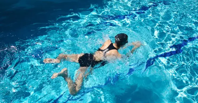 Jakie mięśnie pracują w żabce? Odkryj biomechanikę i korzyści!