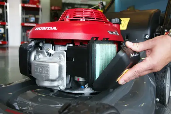 Jak wyczyścić filtr powietrza w kosiarce, aby uniknąć awarii silnika