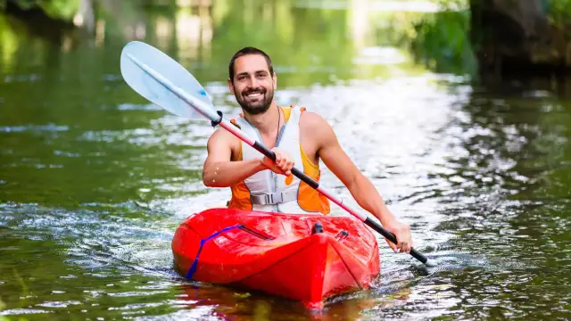 Kajakarstwo: Mięśnie, technika i korzyści. Odkryj siłę tułowia
