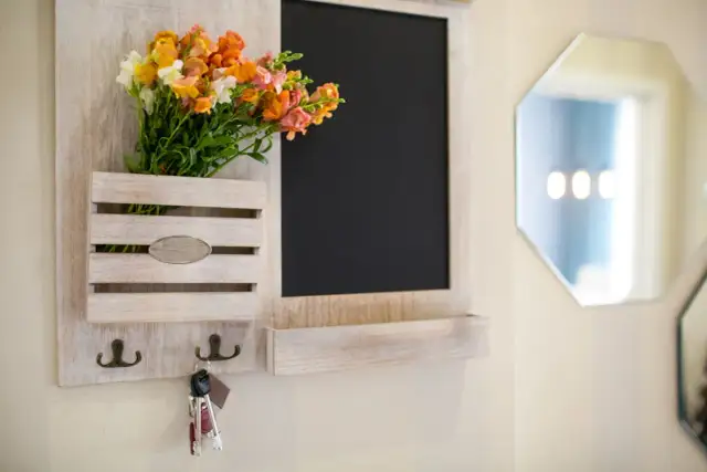Szafka na klucze DIY z ramki: Od chaosu do porządku w 1 dzień!