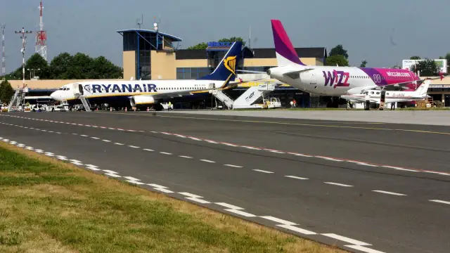 Dwa samoloty, Ryanair i Wizz Air, stojące na płycie lotniska.