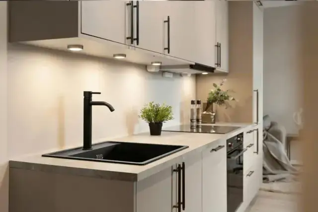 Płytki pod szafkami w kuchni: Czy warto? Argumenty "za" i "przeciw"