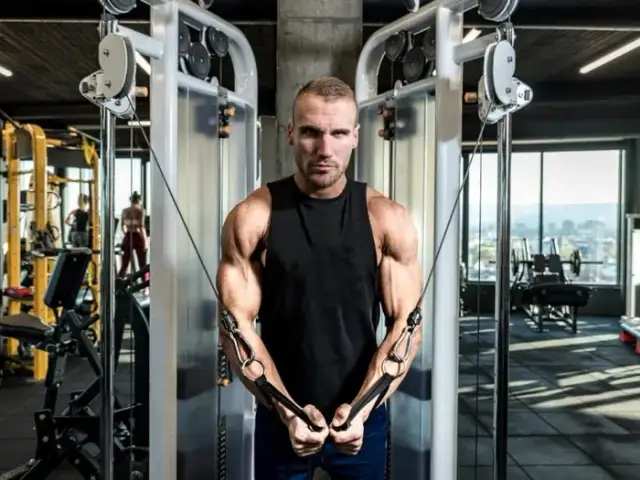 Skuteczne ćwiczenia na klatkę piersiową, które zmienią twoją sylwetkę