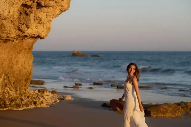 Fajne pozy do zdjęć nad morzem - Jak wyglądać naturalnie w kadrze?