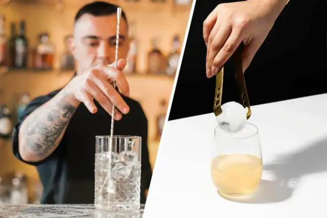 Barman miesza drink z kruszonym lodem, a obok ręka dodaje do drinka kulę lodu.