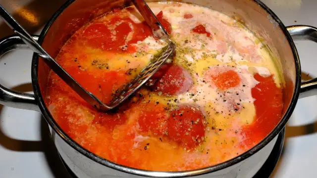 Jak zabielić zupę śmietaną, by się nie zwarzyła? Sekretny trik