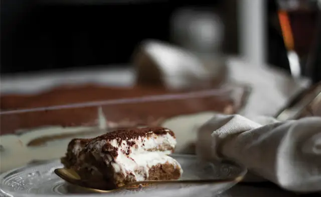 Kremowe tiramisu posypane kakao, idealne z odrobiną amaretto. Jaki alkohol do tiramisu? Ten deser zachwyca!