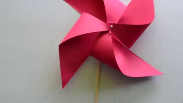 Jak zrobić wiatrak z kartonu - proste kroki, które zachwycą dzieci