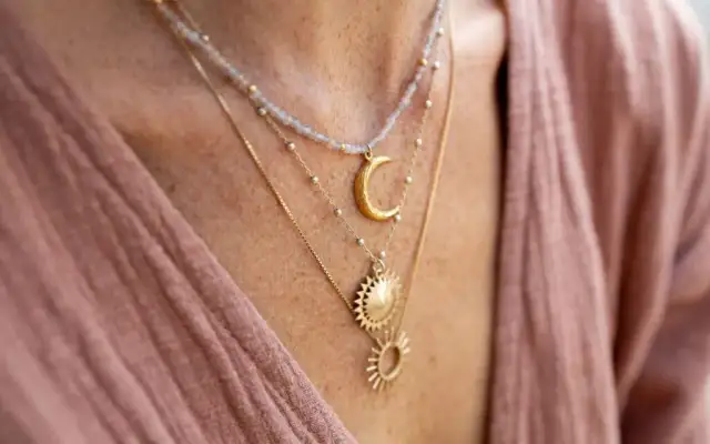 Co oznacza naszyjnik z księżycem? Odkryj jego głęboką symbolikę