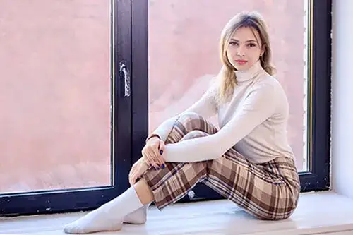 Jaką bluzkę do spodni w kratkę wybrać, by wyglądać stylowo?