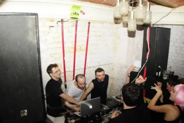 Ile zarabiają DJ w Polsce? Fakty, które mogą cię zaskoczyć