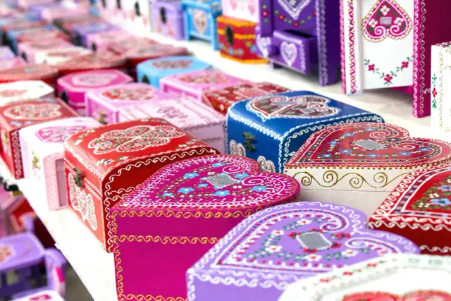 Kolorowe, ręcznie malowane szkatułki w kształcie serc. Idealne pamiątki, które warto przywieźć z Chorwacji.