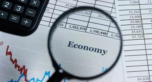 Co po studiach ekonomicznych? Kariera, zarobki i rozwój