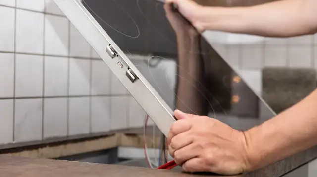 Jaki kabel do kuchenki indukcyjnej? Sprawdź, by uniknąć błędów