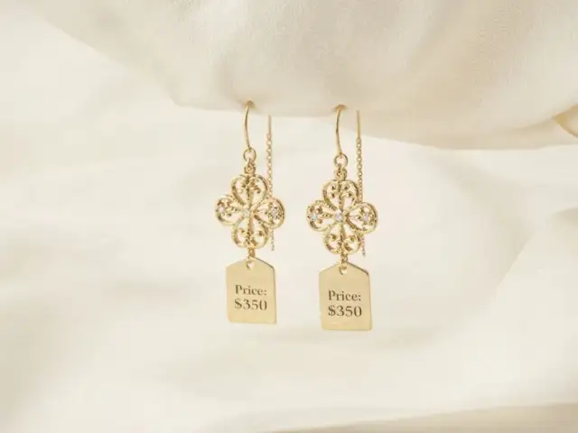 Ile kosztują złote kolczyki? Ceny, próby i porady [2024]