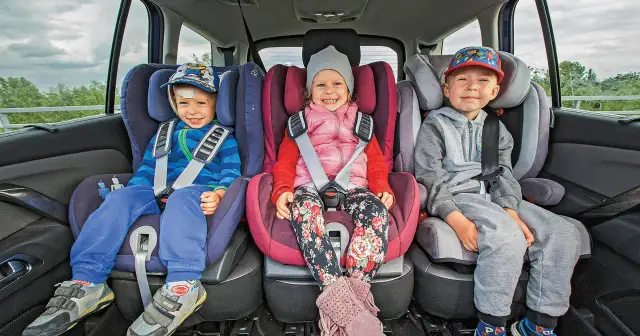 Dziecko z przodu: Kiedy tak, a kiedy nigdy? Sprawdź przepisy i bezpieczeństwo