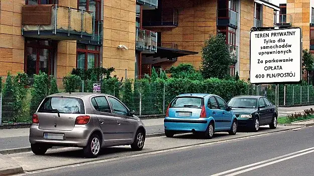 Czy straż miejska może wystawić mandat za parkowanie na osiedlu? Sprawdź zasady