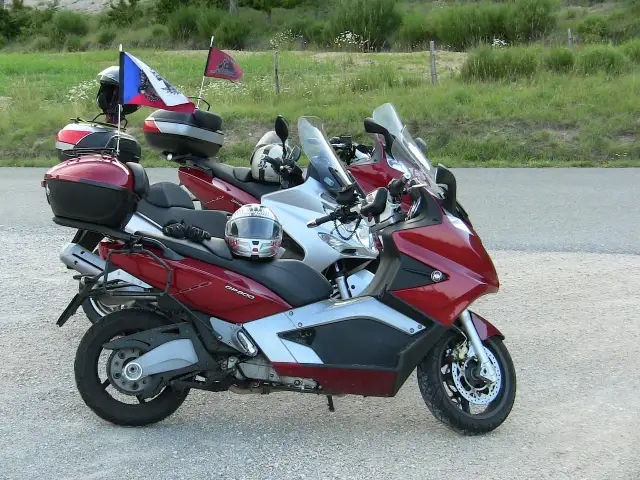 Gotowe na przygodę? Dwa skutery czekają na kolejny etap podróży. To idealny sprzęt do turystyki motocyklowej.