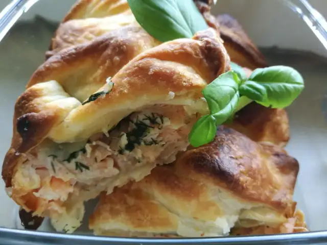 Prosty przepis na łososia wędzonego w cieście francuskim – idealny na każdą okazję