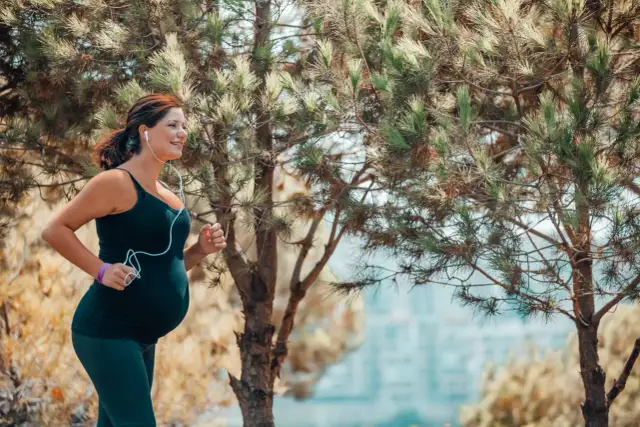 Bieganie w ciąży: Czy jest bezpieczne? Porady i zasady