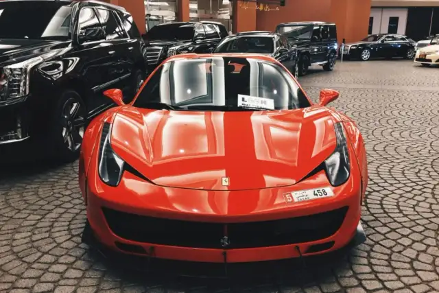 Ile kosztuje Ferrari? Ceny nowych i używanych modeli w 2023 roku