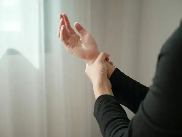 Drętwienie rąk: do jakiego lekarza? Kiedy to sygnał alarmowy?