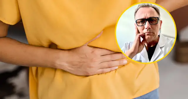 Kobieta trzyma się za brzuch, lekarz w okularach analizuje objawy, które mogą wskazywać na raka trzustki.