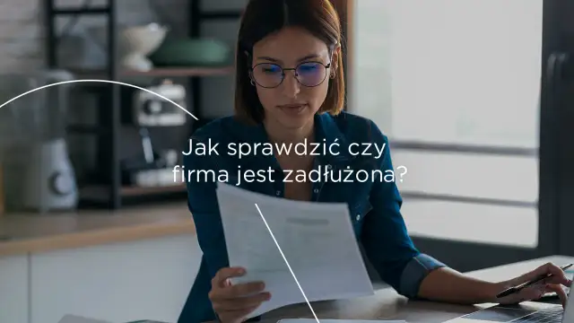 Kobieta analizuje dokumenty, szukając odpowiedzi na pytanie: jak sprawdzić czy firma jest zadłużona?