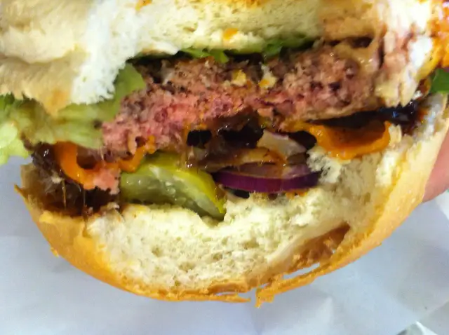 Soczysty burger z serem, sałatą, ogórkiem i cebulą. Idealny do podania po odpowiednim czasie smażenia.