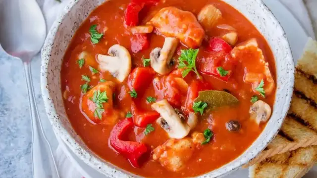 Strogonow drobiowy z pieczarkami i ogórkiem: Przepis, który zawsze się udaje