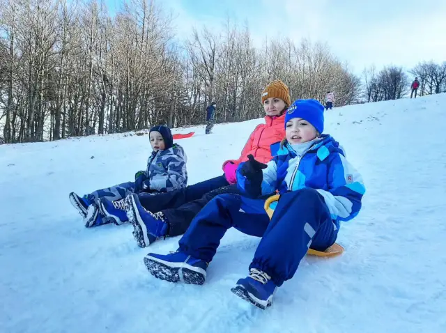 Gdzie na sanki z dzieckiem w Dolnośląskiem? Sprawdź najlepsze miejsca i porady!