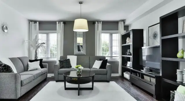 Salon z czarnymi meblami: jak stworzyć stylowe i przytulne wnętrze?