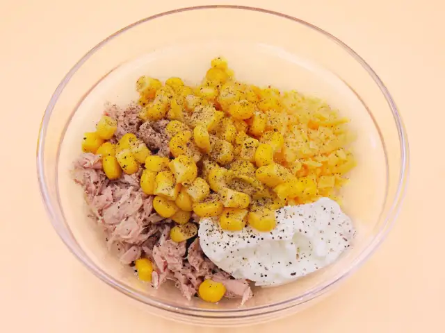 Jak zrobić sałatkę z tuńczyka z puszki – prosty przepis na smaczny posiłek