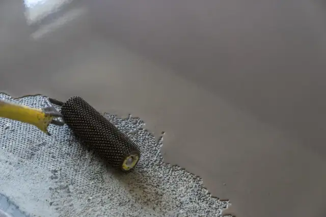 Jak długo schnie wylewka samopoziomująca szybkoschnąca? Sprawdź!