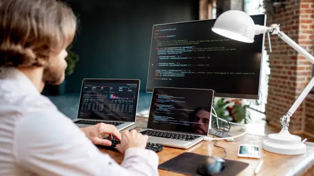 Jak połączyć laptop z monitorem – proste kroki, które musisz znać