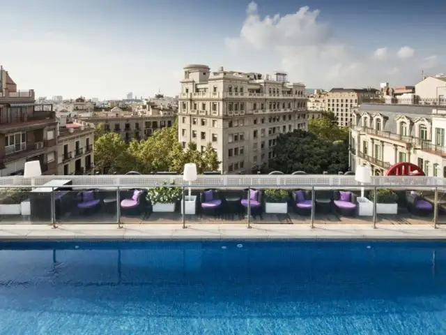 Najlepsze noclegi w Barcelonie – gdzie się zatrzymać, aby nie przepłacać