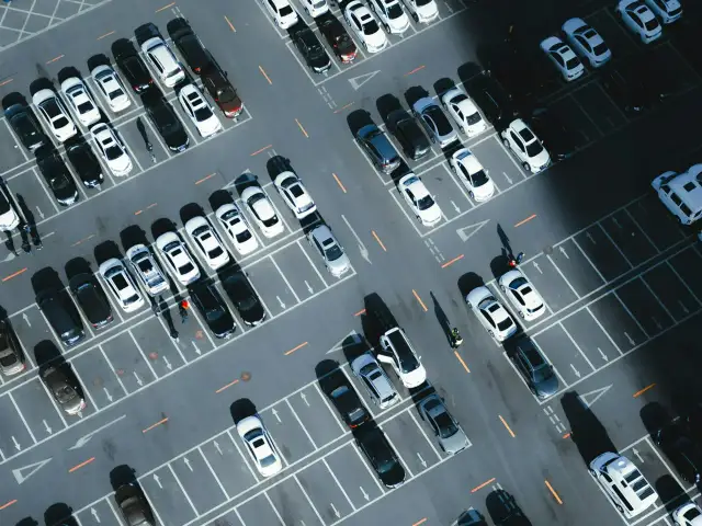 Ile miejsc parkingowych na osiedlu? Lokalne przepisy decydują!