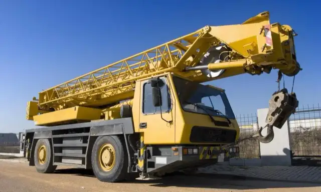 Ile kosztuje wynajem dźwigu? Poznaj stawki i ukryte koszty