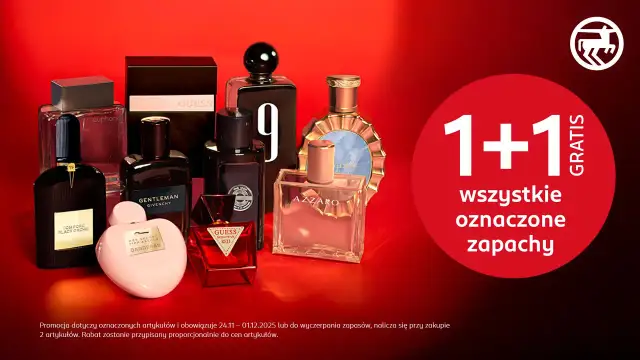 Kolekcja flakonów perfum różnych marek na czerwonym tle z napisem "1+1 GRAtIS".