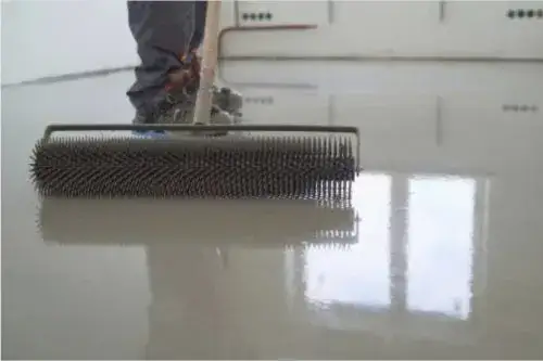 Jaka grubość wylewki na styropianie, aby uniknąć problemów?