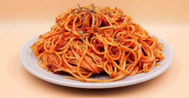 Makaron z sosem pomidorowym: Ile kalorii i jak je obniżyć?