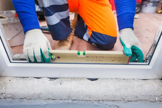 Ciepły montaż okien: Jak uniknąć mostków i obniżyć rachunki?