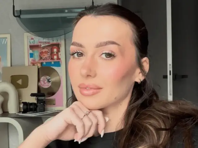 Ulubiona influencerka zdradza, ile kosztuje wyprawka dla dziecka. Złota płyta i przybory do nagrywania sugerują sukces.
